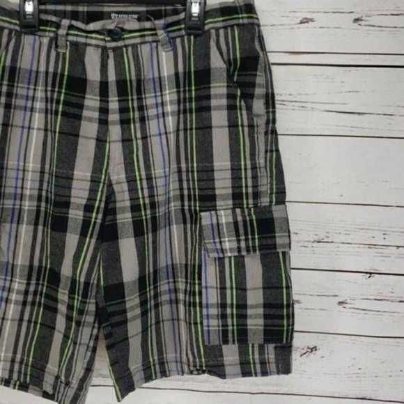 Revolution Men’s Black Gray Green 100% cotton‎ Plaid SZ 32 Shorts - Picture 2 of 6